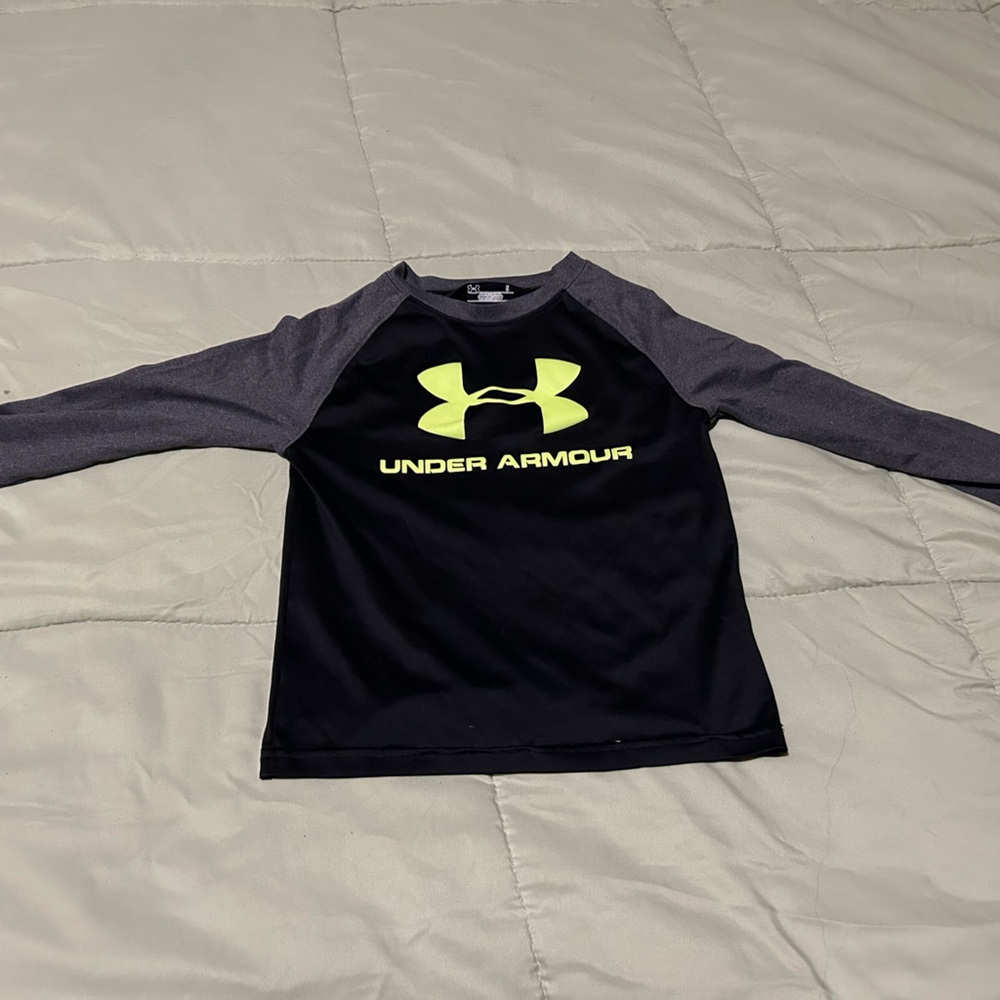 Under armour boys size 5 long sleeve shirt